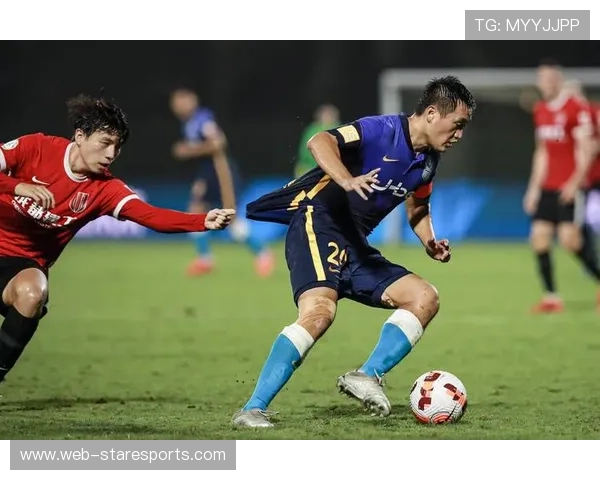 中国足球三大球星人物解析与辉煌瞬间全面解读